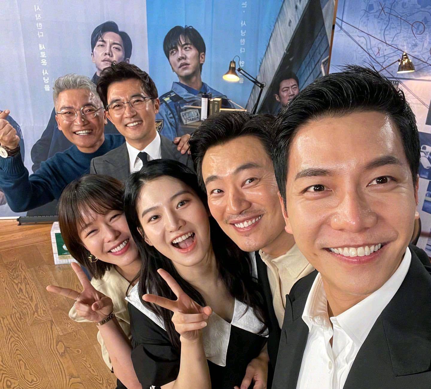 韩剧《窥探》主演采访氛围好,揭秘剧情细节,李升基透露新戏方向_剧中