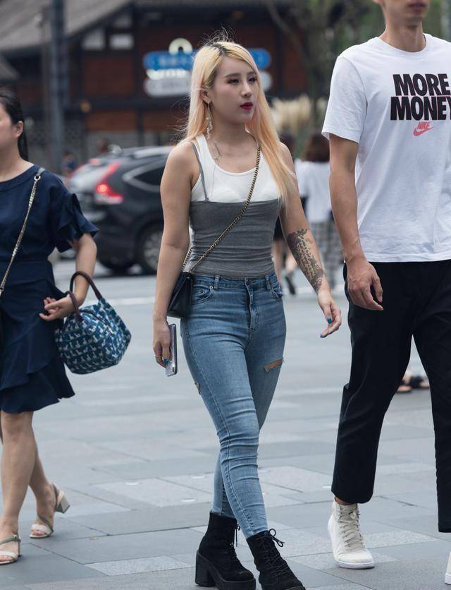 白色背心与灰色吊带无缝衔接显得十分时尚,也非常有气质_服饰_女性