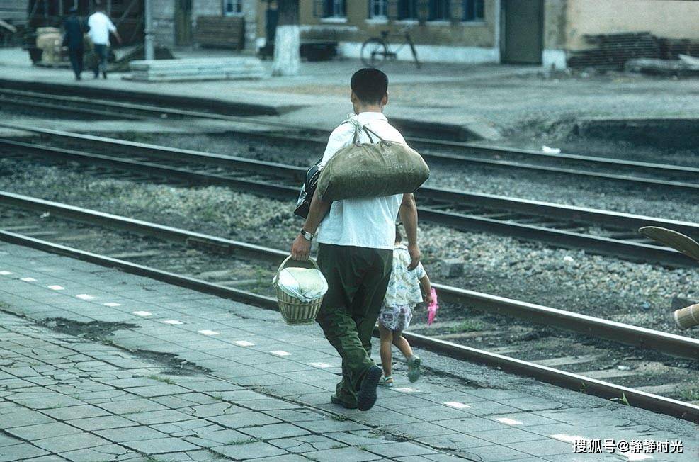 老照片:1977年,瑞典人镜头下的沈阳_年代_外国人_一家