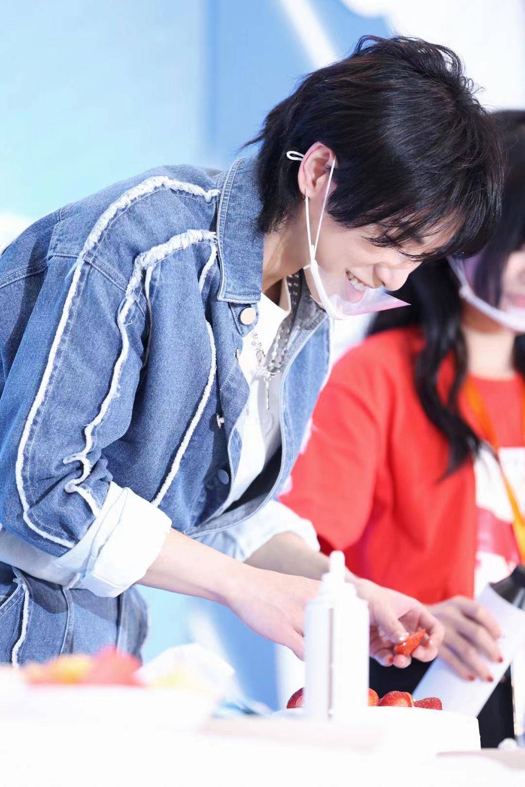 华晨宇被曝跟助理梦梦有个娃,粉丝晒对方照片,还原传闻真相_顶流_张碧