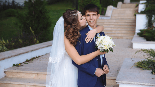 她找到老公,老公承认自己8年前就和李菲认识了.