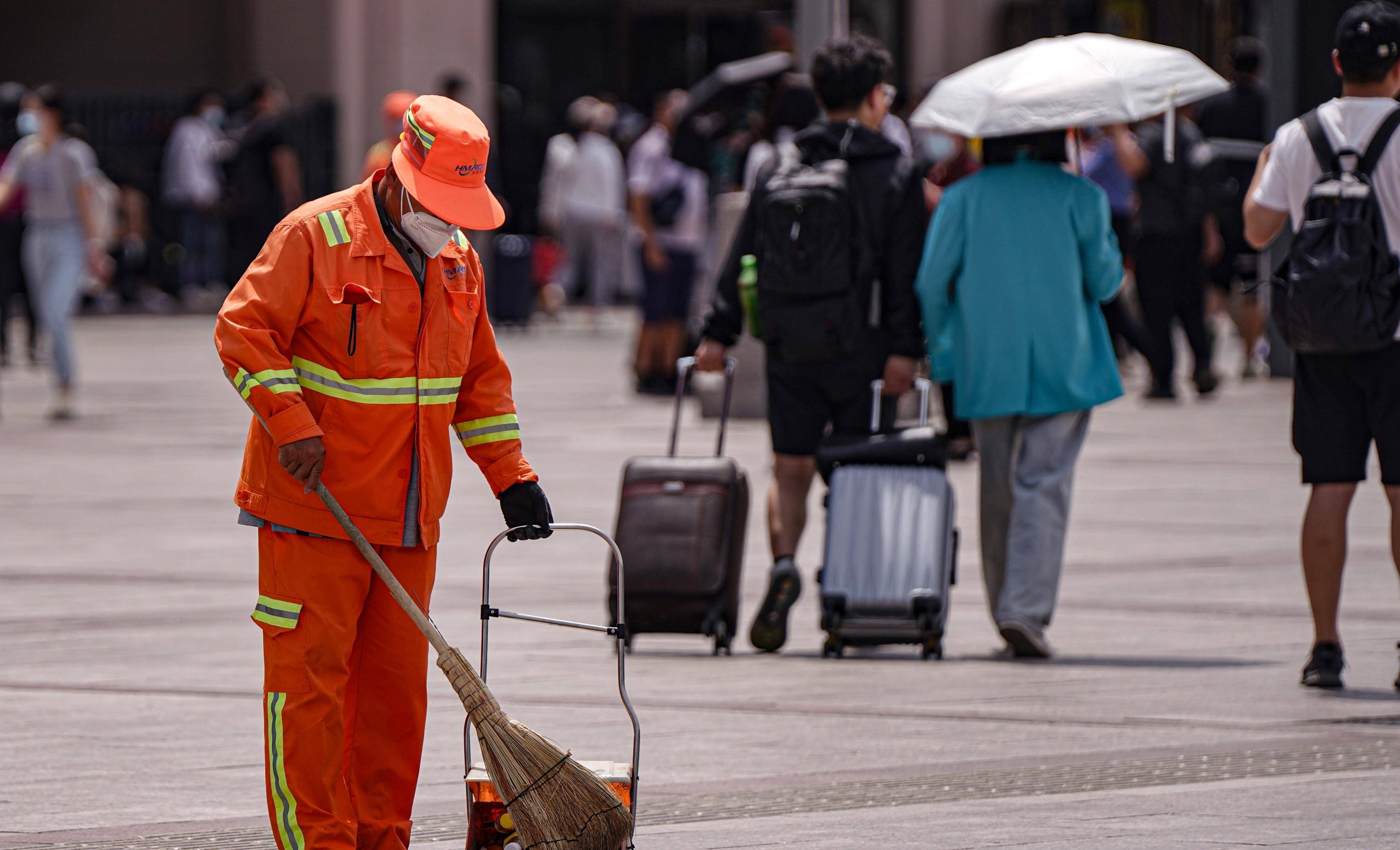 高温下的环卫工人,用汗水换来城市清洁_气温_一线_坚守