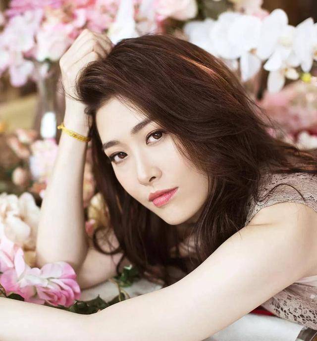 周丽琪,出道后改艺名为周丽琪),后来被电影导演马伟豪发掘转型为演员