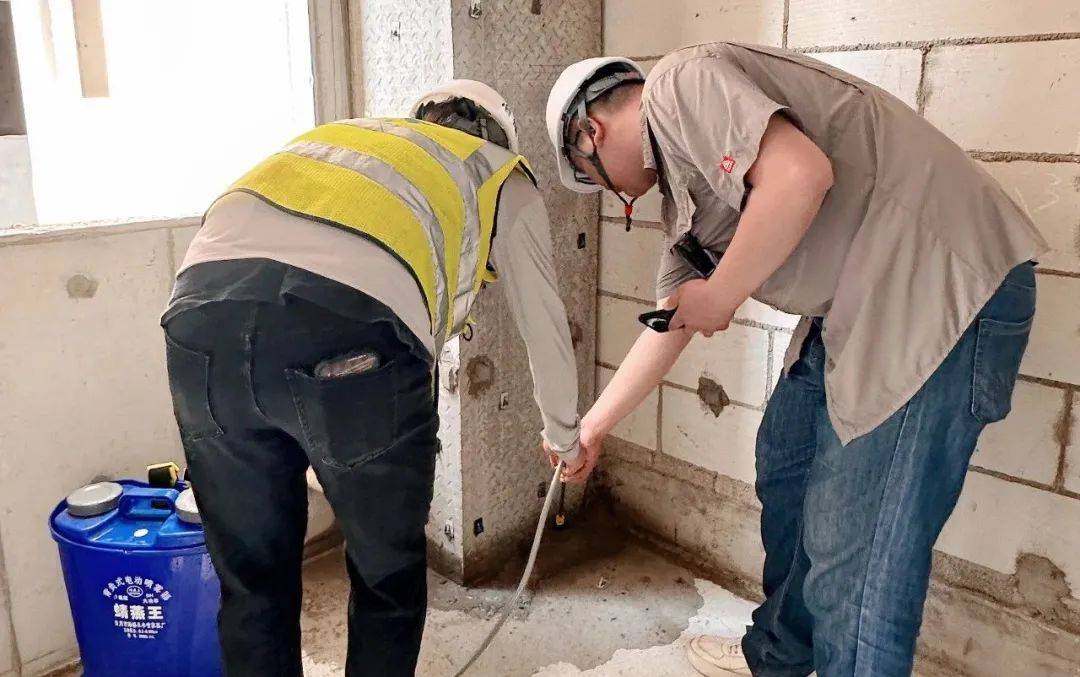 如淋水试验,飞检小组用喷淋设备对4套房屋的反坎逐一进行喷水和观察.