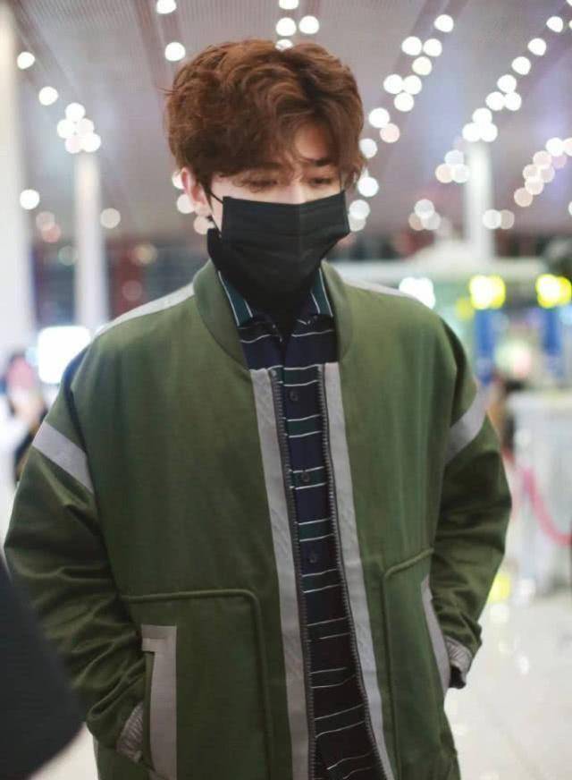 蔡徐坤衣品不错,穿绿色夹克叠穿衬衫,清爽又有男友力!