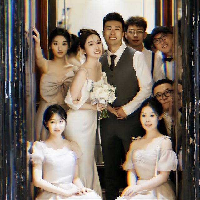 和许多网红都是嫁给网红,然后疯狂秀恩爱不同,刘起