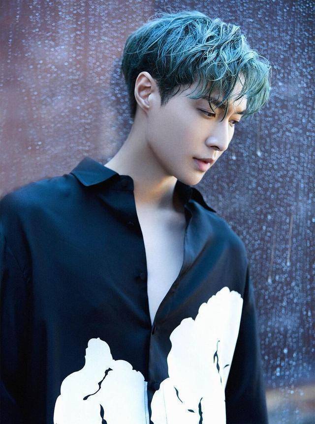 蔡徐坤和张艺兴撞衫像洗剪吹小弟,低头流里流气,没点偶像气质_周海媚