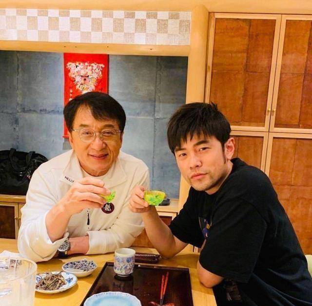成龙17年后出新专辑,获周华健和周杰伦力挺,欲树好男人人设_林凤娇_吴