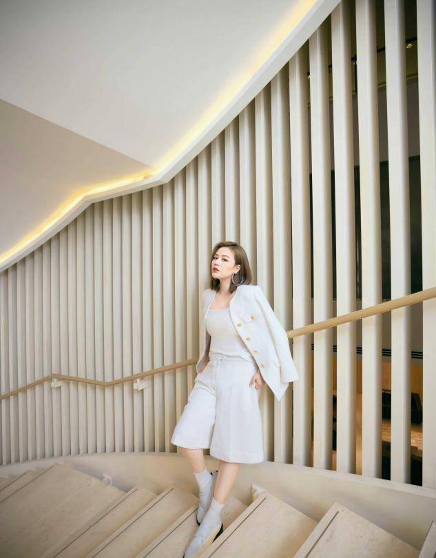 马思纯和男友国外逛街,体重飙至快有男友两倍胖_造型_风格_技巧