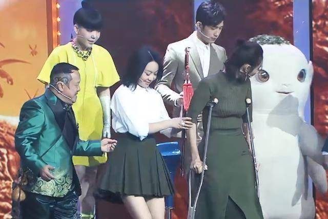 在第一季刚开始的时候,白百何就因为排练摔伤了腿,在之后的几期节目里