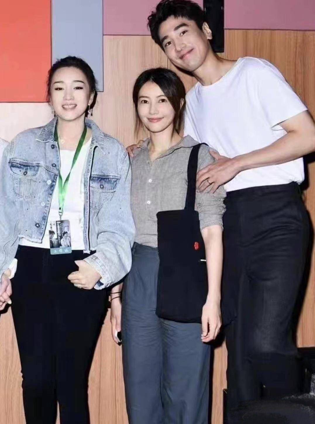 高圆圆自驾回老家,穿无袖上衣气质绝佳,身材时尚被勒出小肚子!