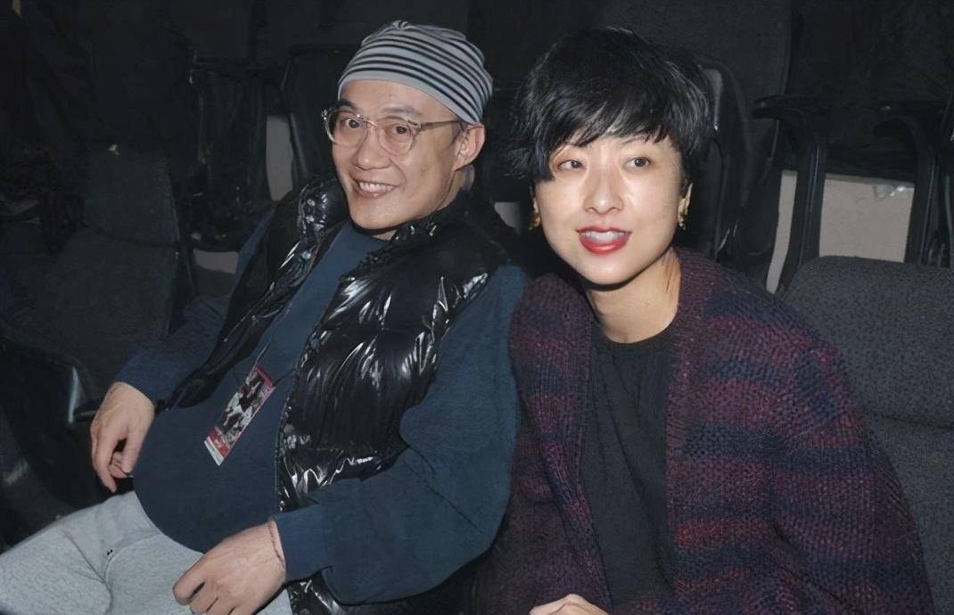 大难不死必有后福,出院后,陈奕迅加入英皇娱乐,发布了《k歌之王》