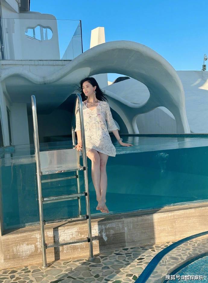 40岁蒋欣罕晒泳装美照,穿比基尼全身零赘肉,细腰长腿养眼十足_美得