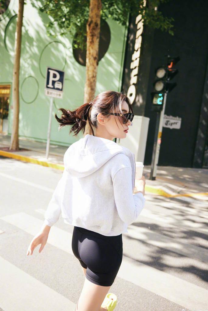 袁姗姗晒比基尼美照,穿紧身裤和拖鞋逛街,潇洒随性无明星架子!