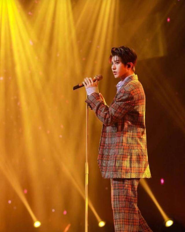 陈立农机场出发造型再撞王俊凯,npc怎么总和三小只撞衫?