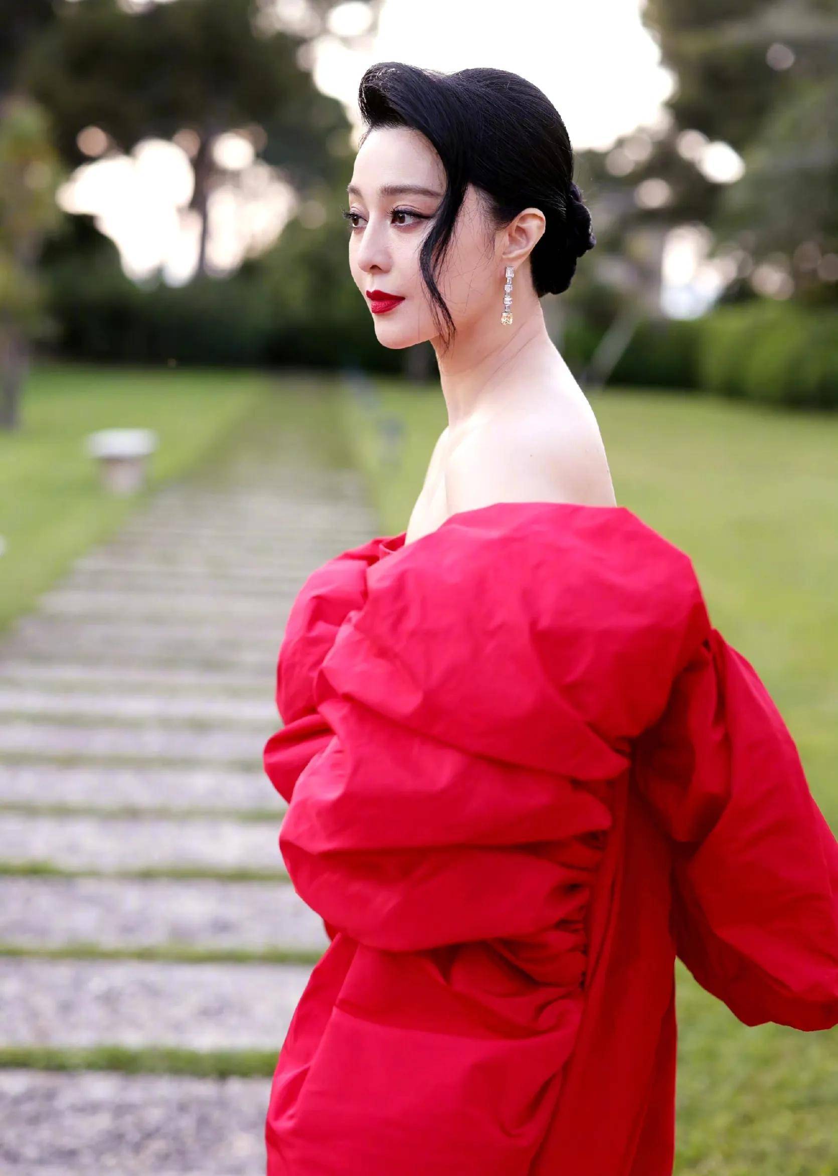 秀第15套礼服成毯星_梅耶_范冰冰_马斯克