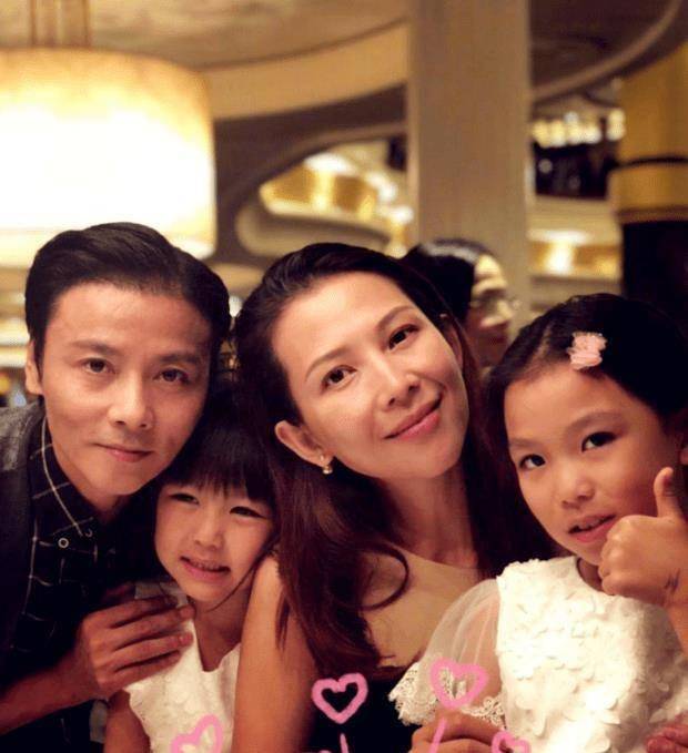 蔡少芬34岁才结婚,相继生下女儿张楚儿和张信儿,去年顶着46岁的高龄生