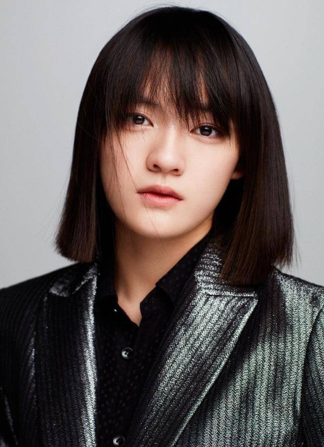 曾搭档王俊凯主演《天坑鹰猎》,穿西装配短靴,霸气得不像16岁_文淇