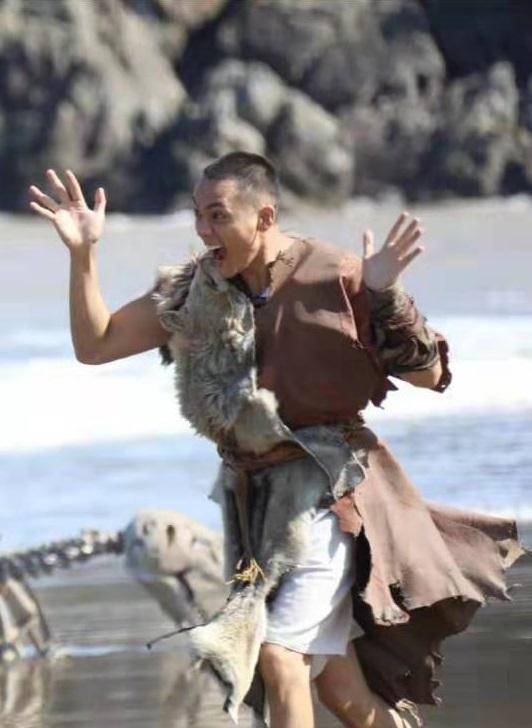 陈伟霆黄景瑜野人造型惊艳,长发飘飘十分妖娆,上演"赤脚"戏码_寸头