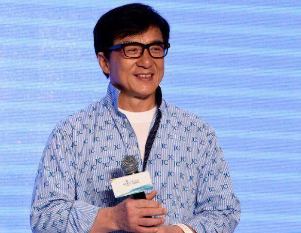 成龙近照流出,走路需要俩人搀扶才可以,老年生活让人堪忧_身体状况