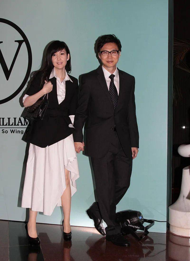 二,倪震造型分析在周慧敏的众多发型中,她似乎很喜欢这款围巾卷刘海