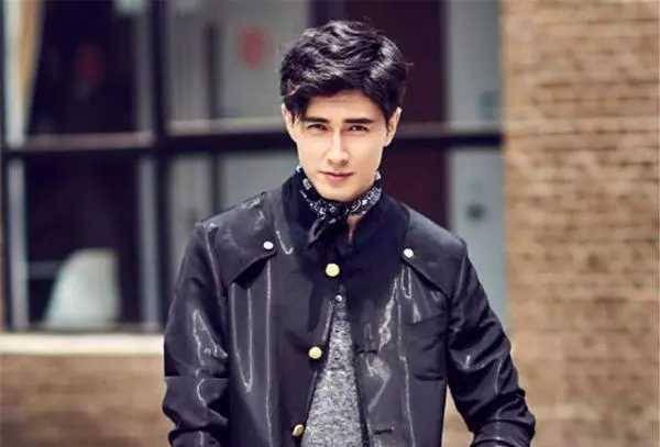 曾经快递小哥,因长得太帅被杨幂挖掘后走红,如今成"新晋男神"_高伟光
