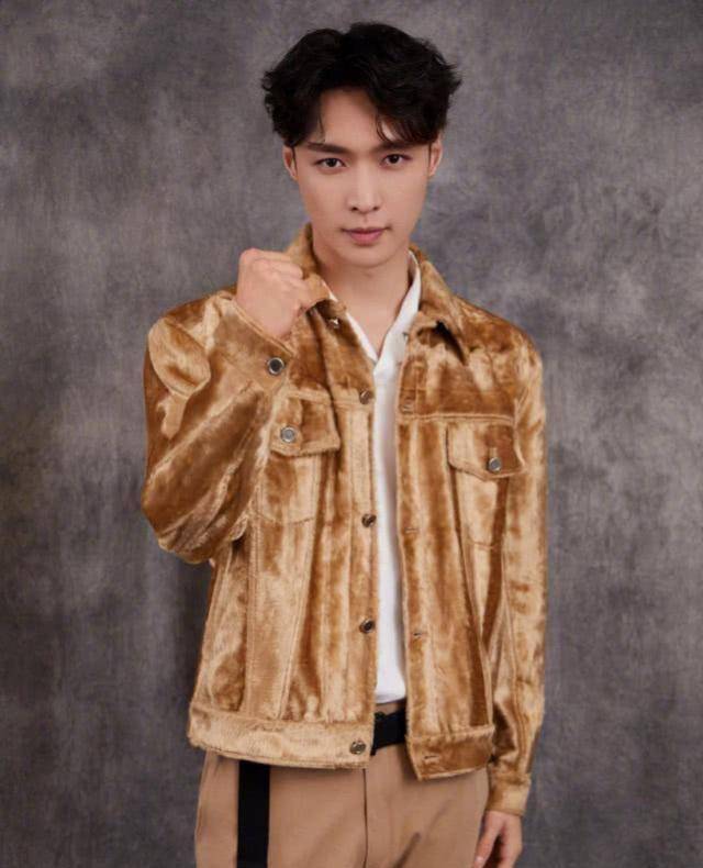 陈伟霆张艺兴同台表演,单人舞蹈部分很炫酷,张杰唱歌功底受肯定_舞台_