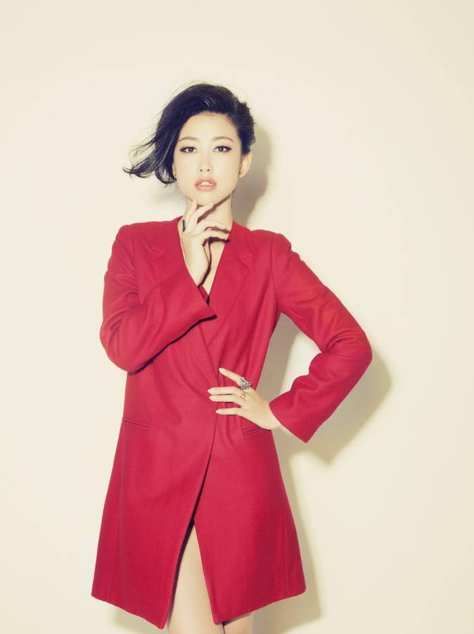 并且主持了《mtv天籁村》这一档节目,后来进入演艺圈,参与过很多影视