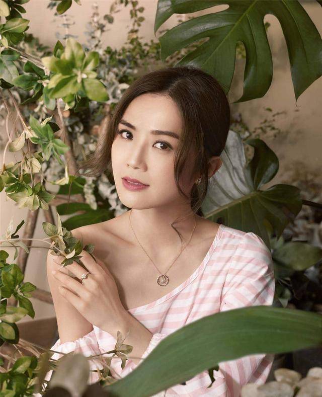 蔡卓妍:独立自主的她,走过2段情伤依然相信爱情,永远微笑向暖_女人