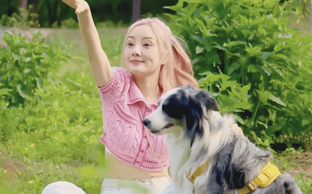 李小璐风波后正式复工,41岁穿着打扮年轻潮流露肚脐,小腹凸起疑怀二胎