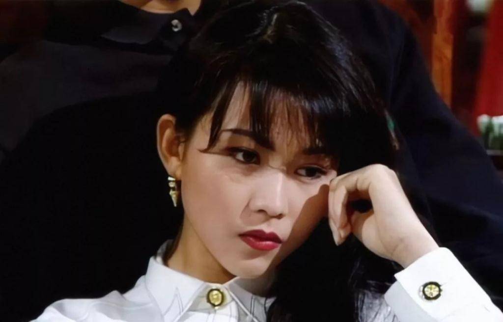 《妙手仁心》让曾经演技青涩的蔡少芬成为最年轻的tvb视后,她和宣萱