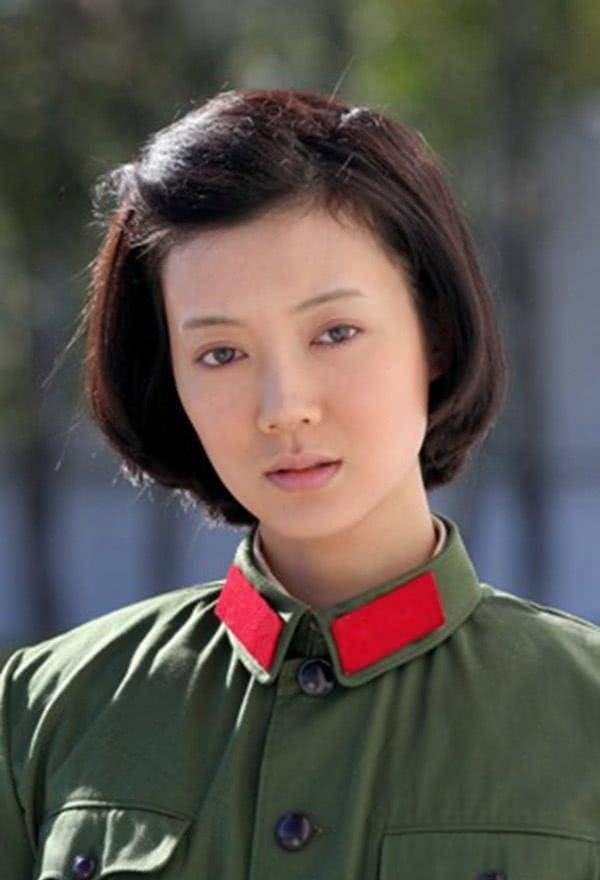 车晓素颜现身机场,一路低头玩手机看成鹿晗,两人鼻子一模一样_王丽云