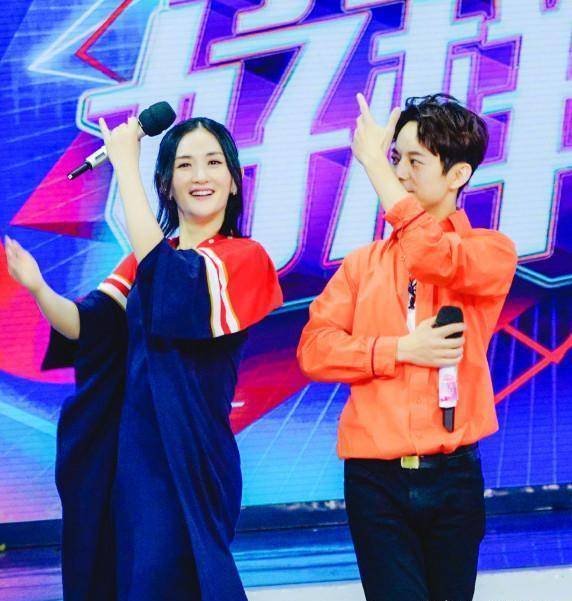 蔡徐坤7年前就认识何炅,还一起拍过戏,首秀《快本》拜师谢娜_组合