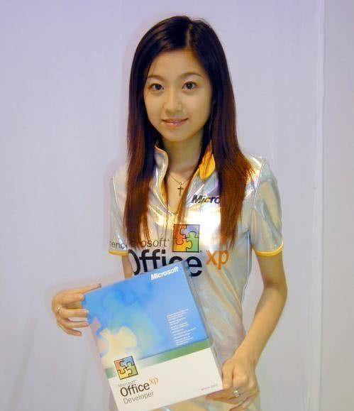 曾经的"微软第一美女",如今38岁身材完全解放,更有女人味了_陈自瑶