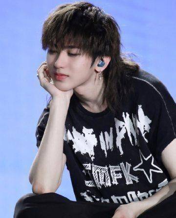 蔡徐坤惊艳,华晨宇遭疑模仿权志龙,原来他们都爱"狮子头"!