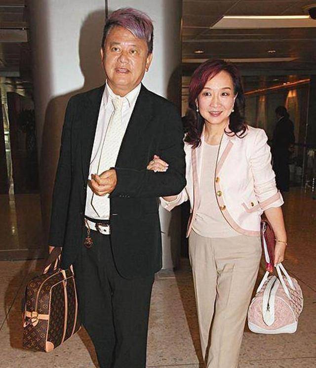 陈百祥还提前准备了99朵香槟色玫瑰及其19朵红色玫瑰,来赠给妻子,让