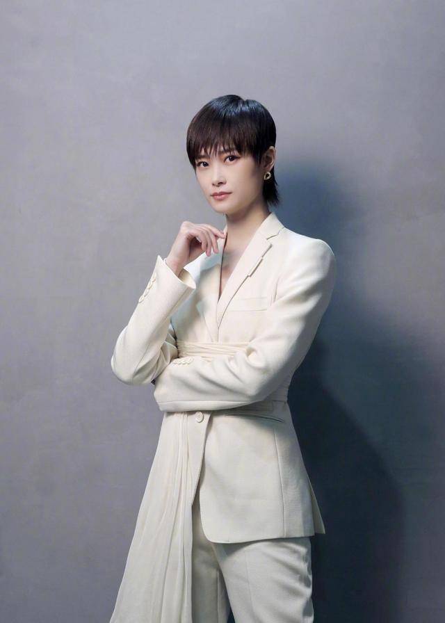 37岁的李宇春没有被自己的年龄和形象束缚绑架,她能够从16年前走到