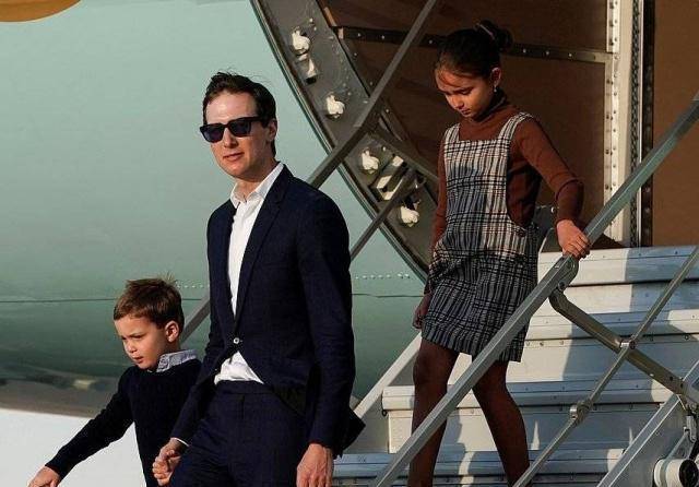 川普一家齐聚,岳父母年轻颜值成新亮点,13岁巴伦凭身高默默抢镜_衬衣