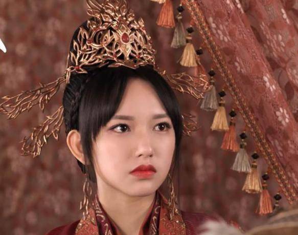 甚至有些丑,毕竟孟美岐的长相过于现代感,没有古装美人的婉约秀丽