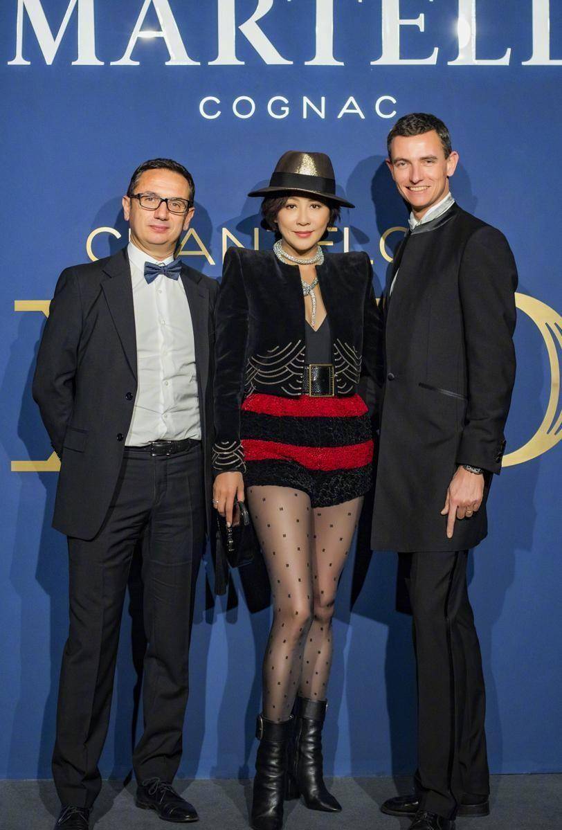 刘嘉玲的打扮挺大胆,西装直接配内衣穿,用上短下短优化身材比例_时尚