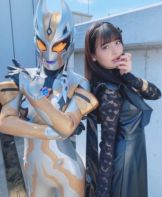 而之后便是假面骑士圣刃里的神代玲花,虽说玲花在大结局的时候成为