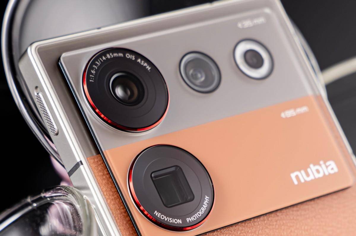 努比亚 z50 ultra摄影师版在设计上参考了传统旁轴相机的两段式设计