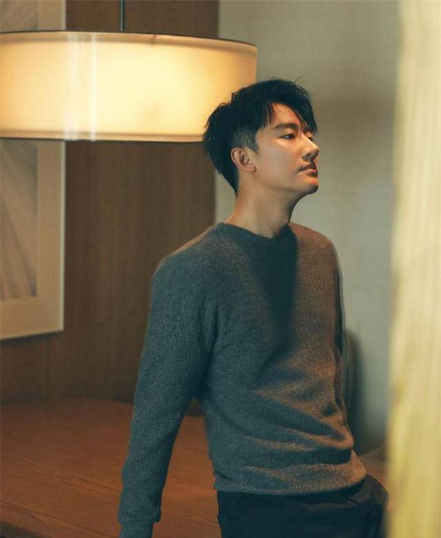 黄轩时尚大片来袭,大展侧颜撩人,眼神坚毅表现力超a的!