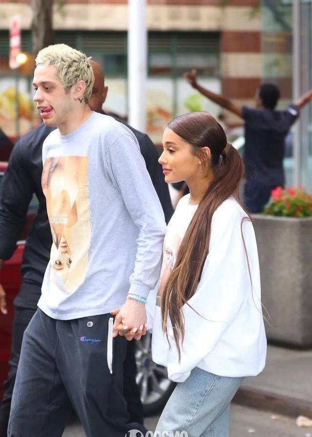 最出名的一段,是和另一位喜剧演员petedavidson.