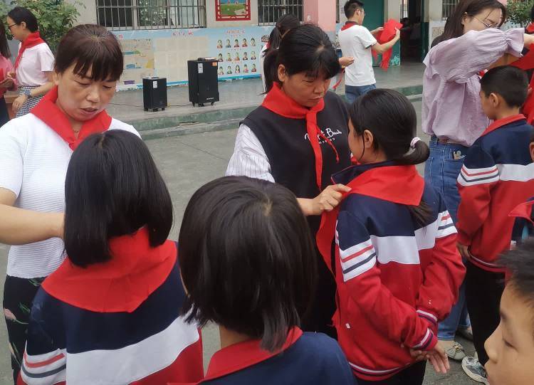 邓州市九龙镇中心小学组织少先队员入队仪式暨庆六一亲子活动_成长