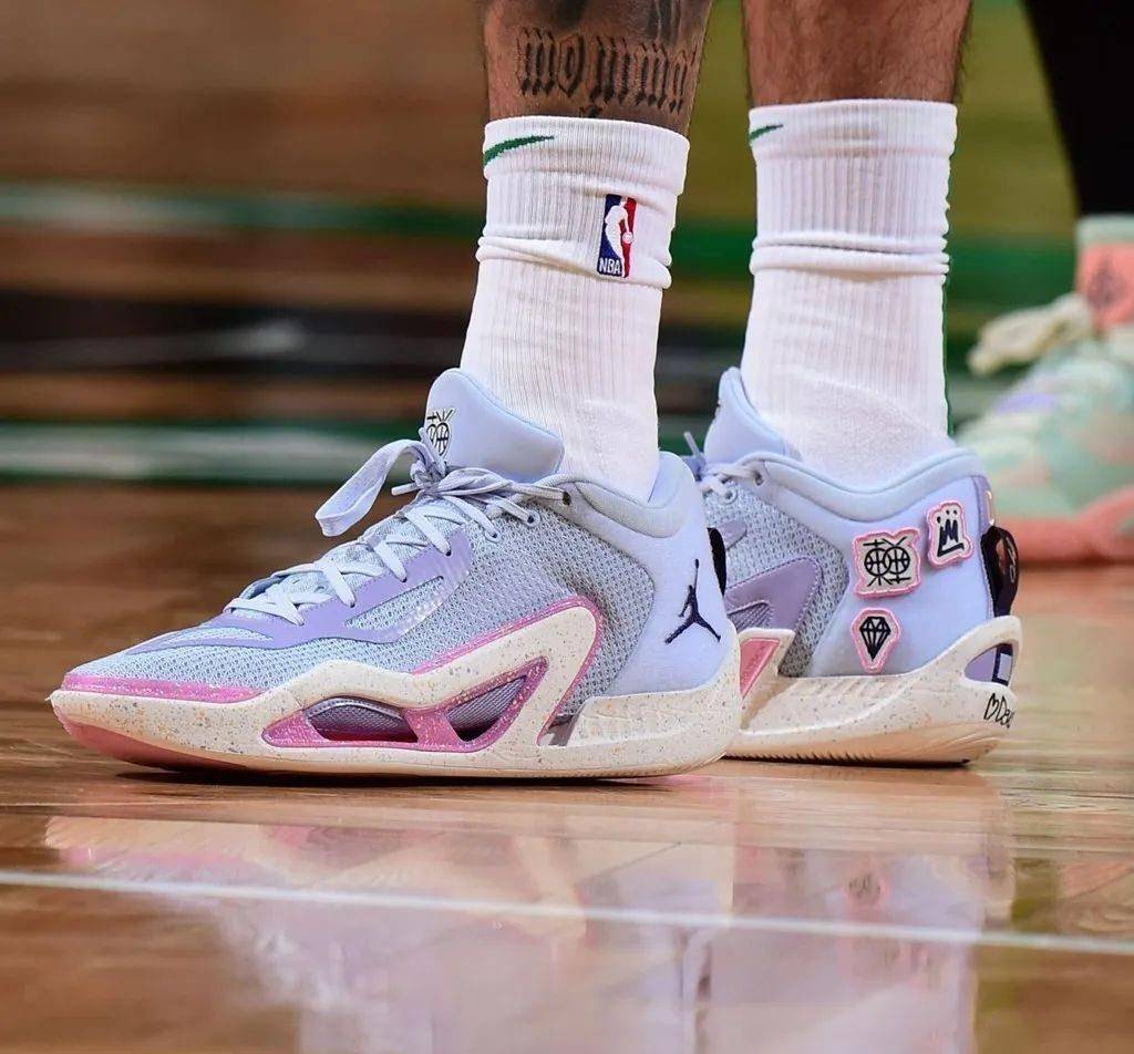 塔图姆 1 代「日落东单」亮相!_巴特勒_热火_比赛