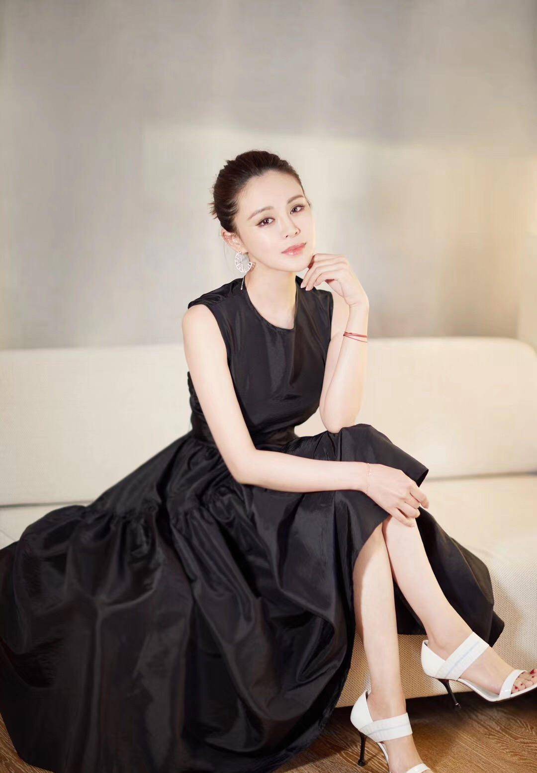 "关悦"真是越来越大胆,穿绿色蕾丝连衣裙,黄金比例身材太吸睛_时尚