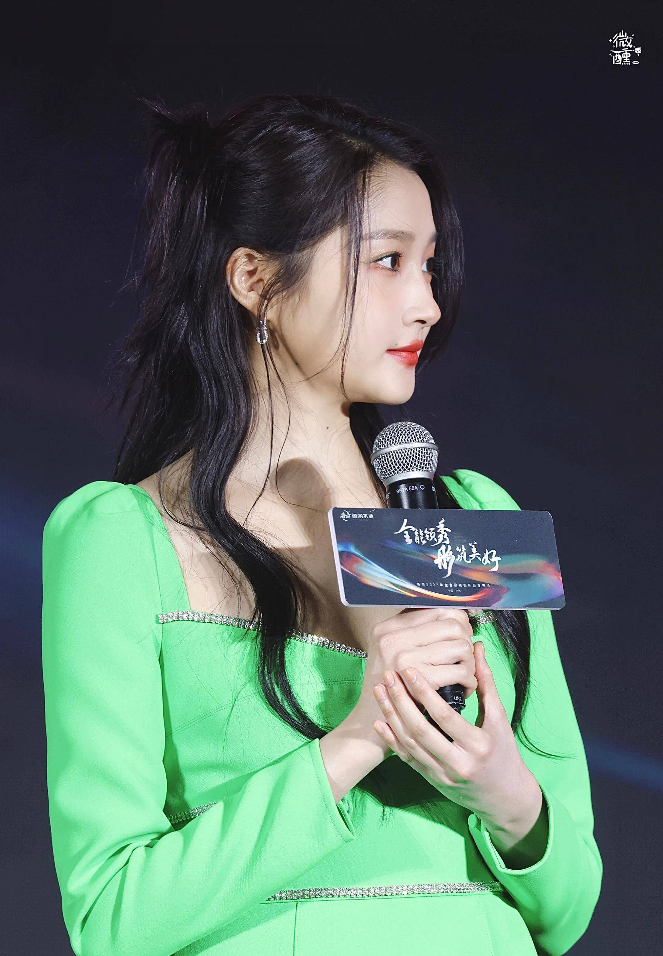 关晓彤荧光绿裙子好搭,小露事业线秀大长腿