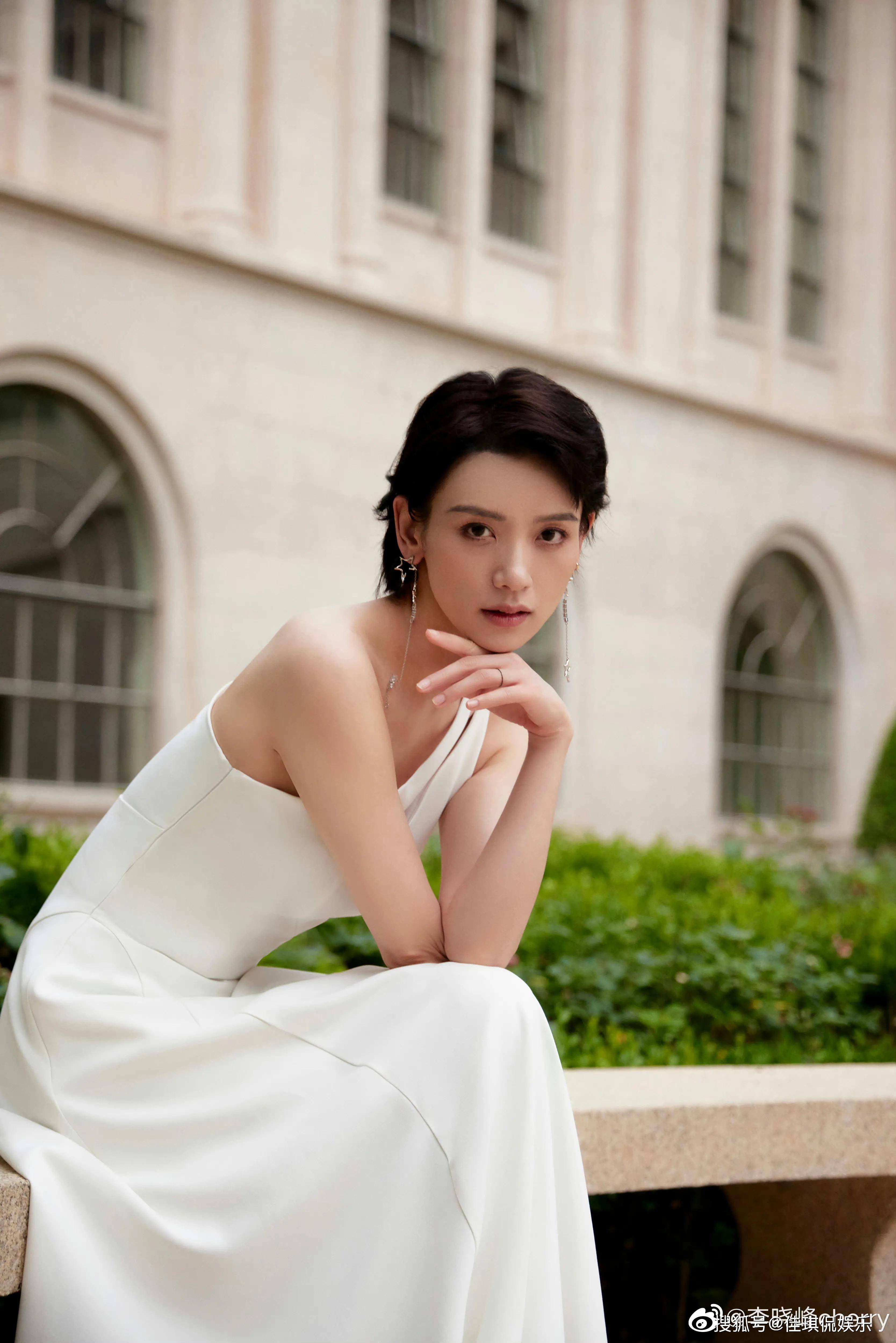 芭莎红毯,热巴终于不捂胸口,有料但不多,唐嫣公主范,宋茜干瘪_造型