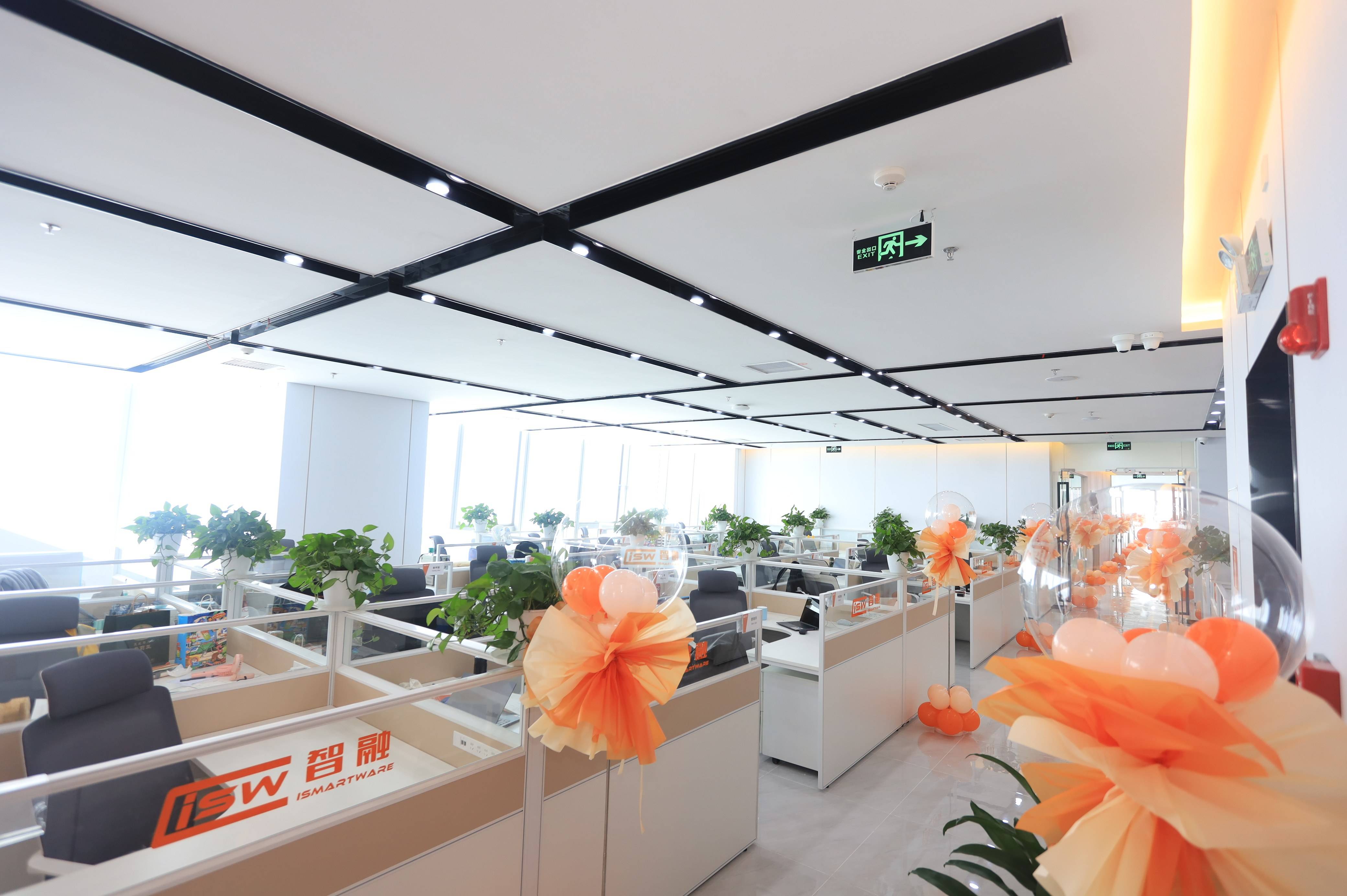 熊富贵 ,营销总监黄欣健,研发副总监闵紫辰进行了隆重的剪彩揭牌仪式